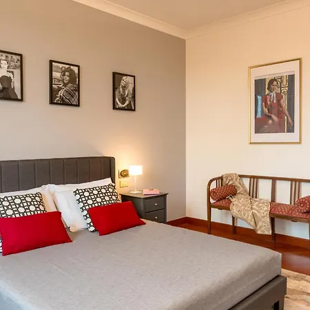 Vila La Scuderia 8, Emma *