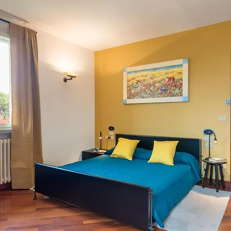 Vila La Scuderia 8, Emma *