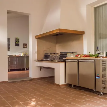 Villa La Scuderia 8, Emma