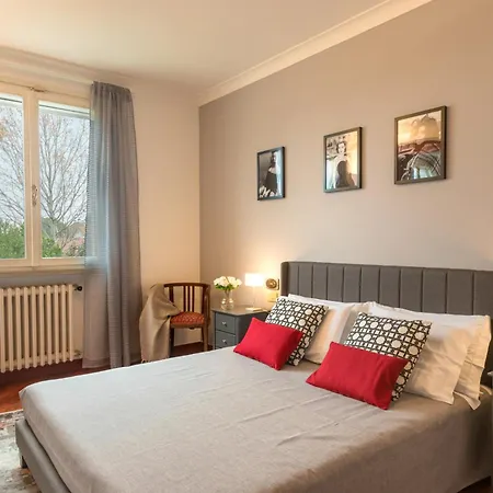 Vila La Scuderia 8, Emma *