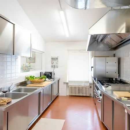 La Scuderia 8, Emma Villa