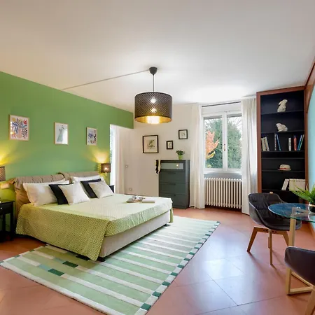 Vila La Scuderia 8, Emma