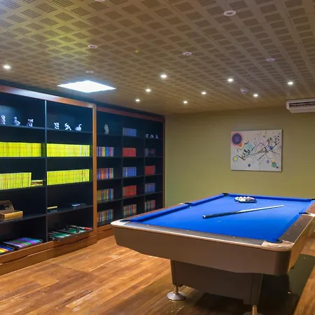 Villa La Scuderia 8, Emma