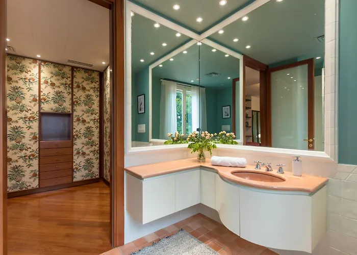 La Scuderia 8, Emma Villa