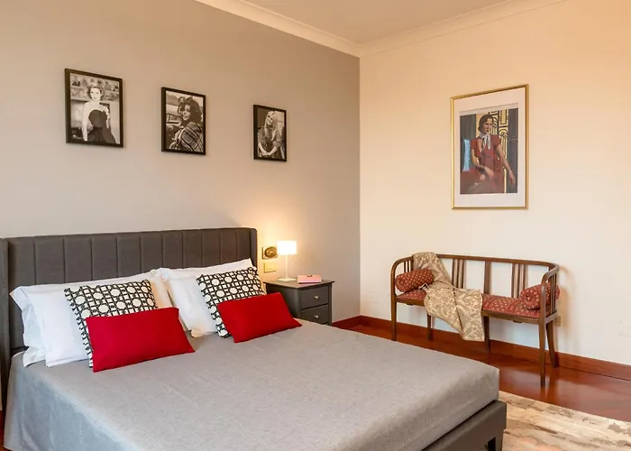 Villa La Scuderia 8, Emma *