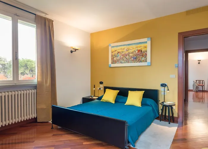 Villa La Scuderia 8, Emma *