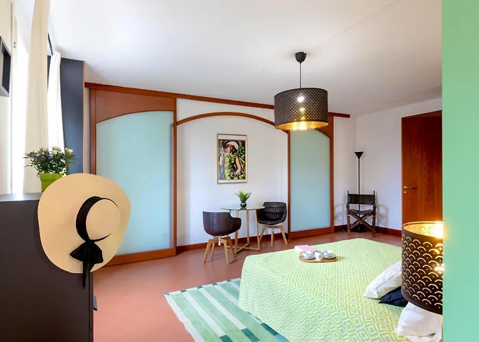 La Scuderia 8, Emma Villa