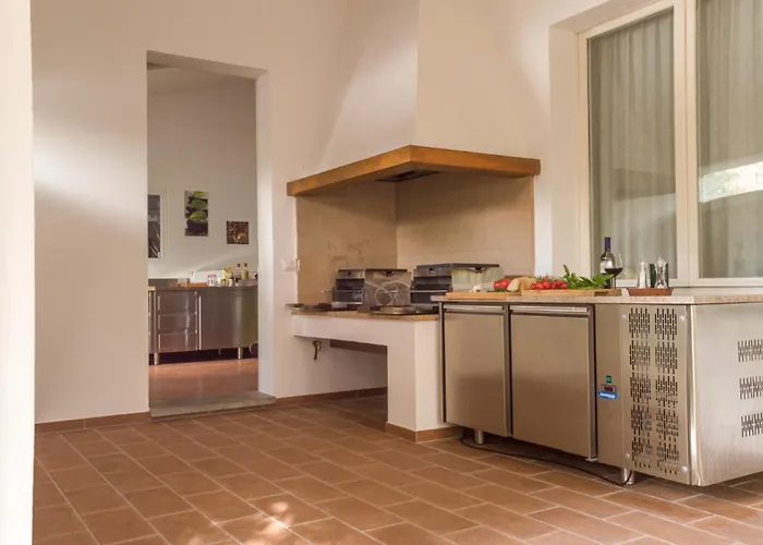 Villa La Scuderia 8, Emma