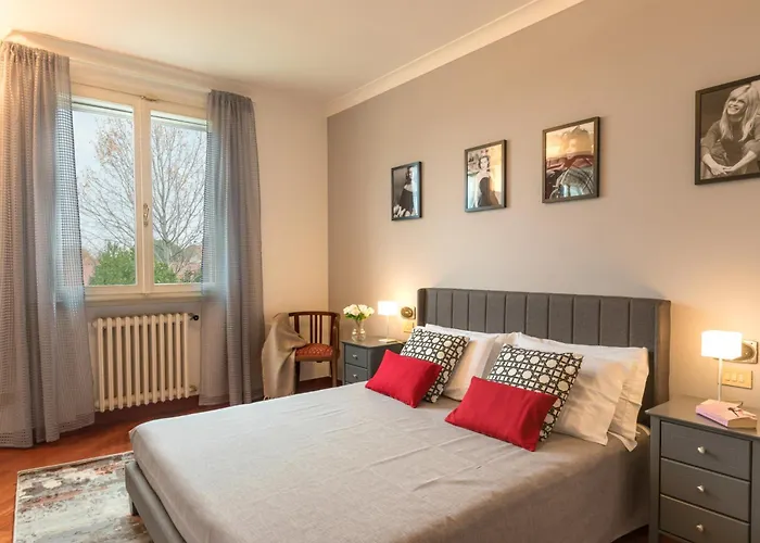 Villa La Scuderia 8, Emma *