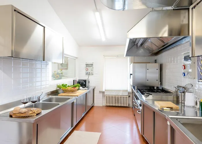 La Scuderia 8, Emma Villa