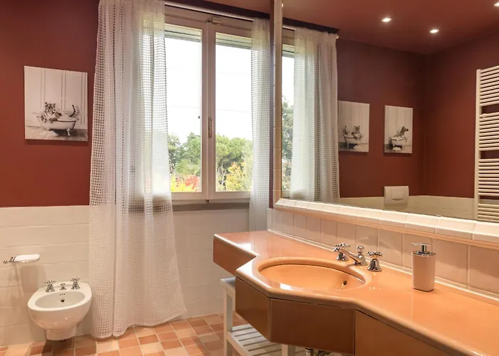 Villa La Scuderia 8, Emma *