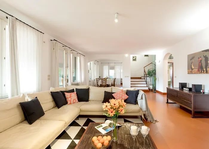 La Scuderia 8, Emma Villa *